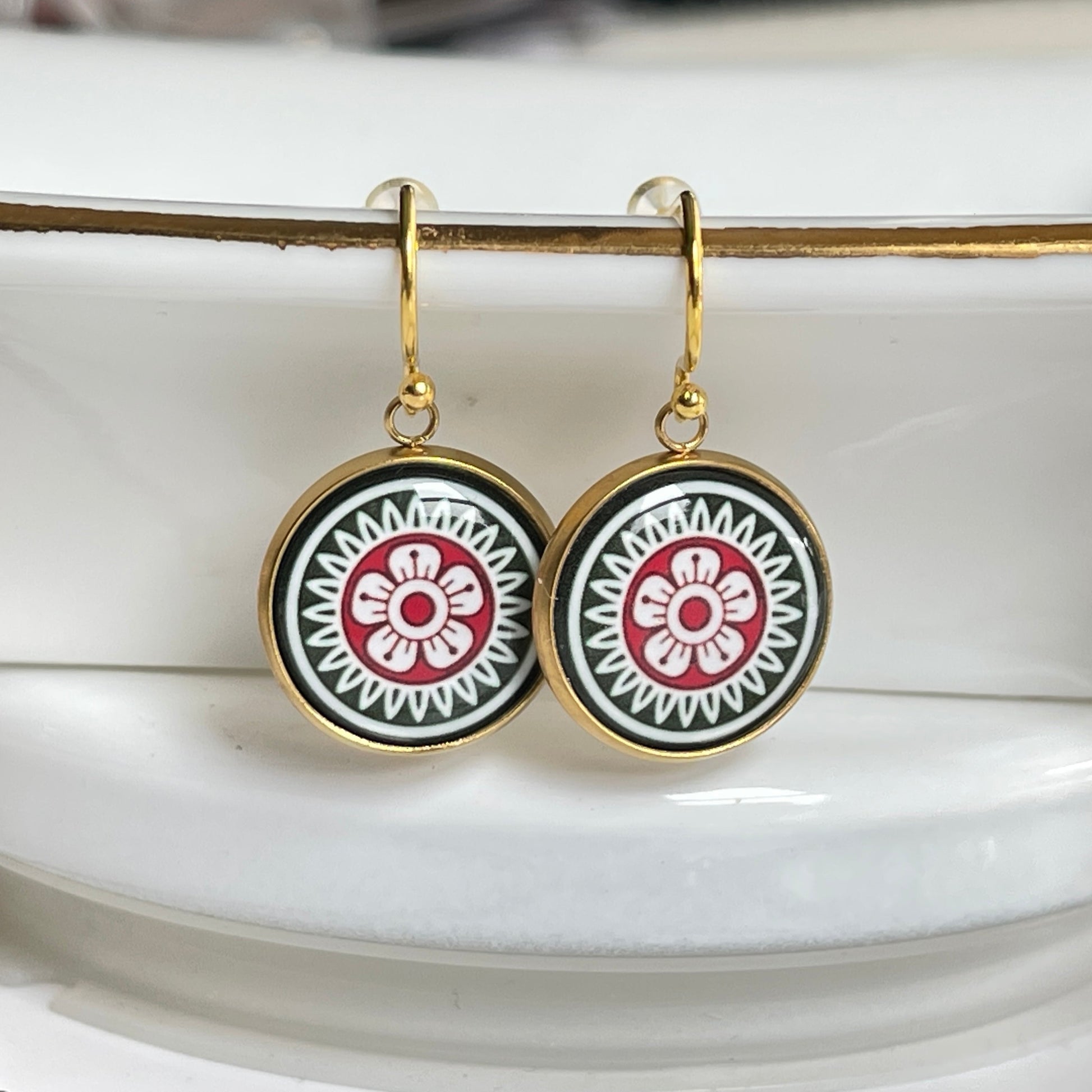 Mahjong one dot earrings in gold